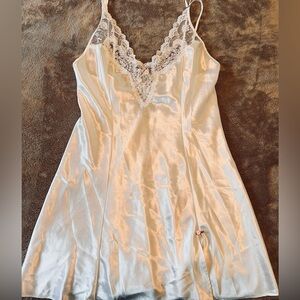 Lingerie set; night gown and robe